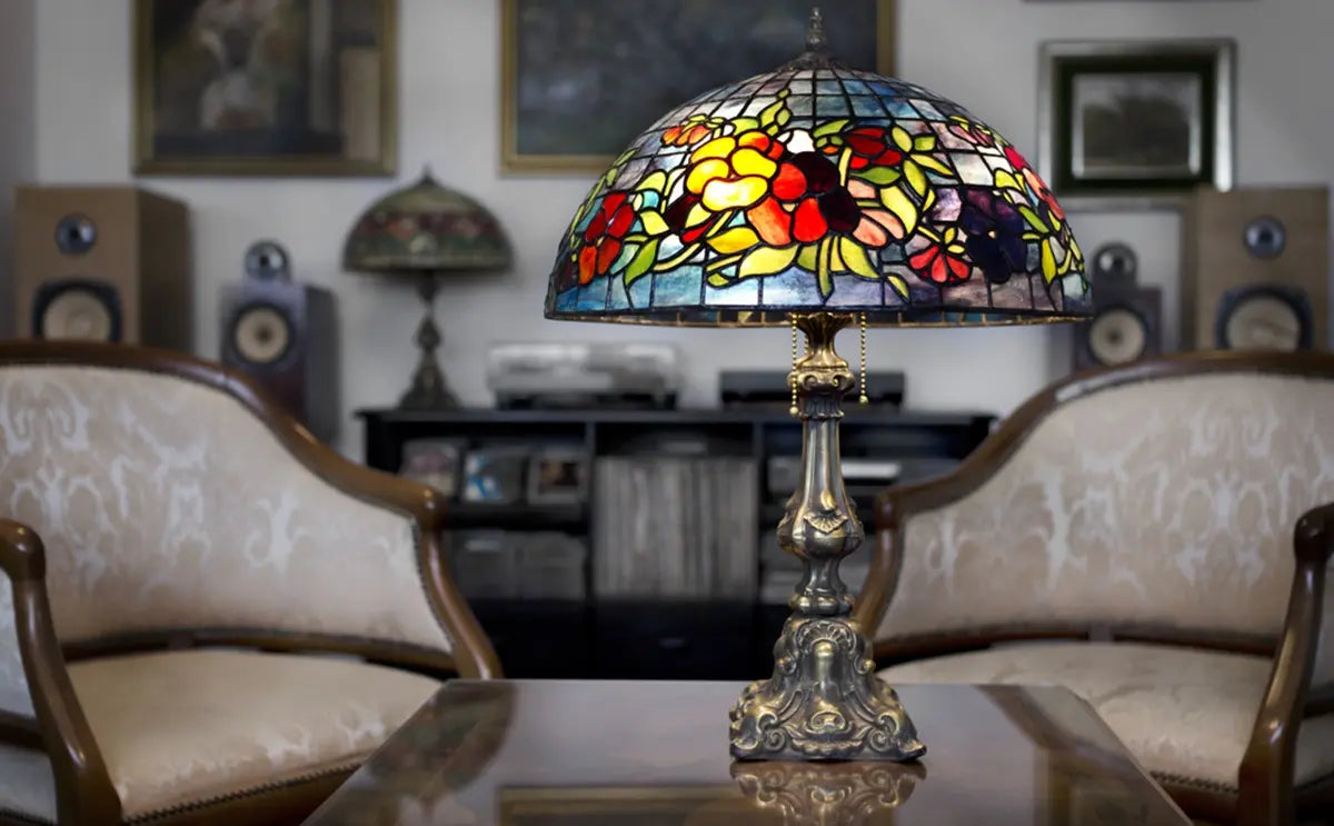 Tiffany-lamp-on-wooden-table