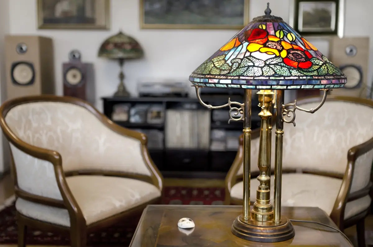 fashion Tiffany lamp on wooden table